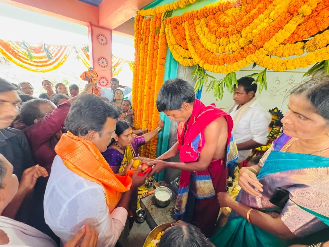 నూతన బొడ్రాయి ప్రతిష్టాపనలో పాల్గొన్న ఎమ్మెల్యే.