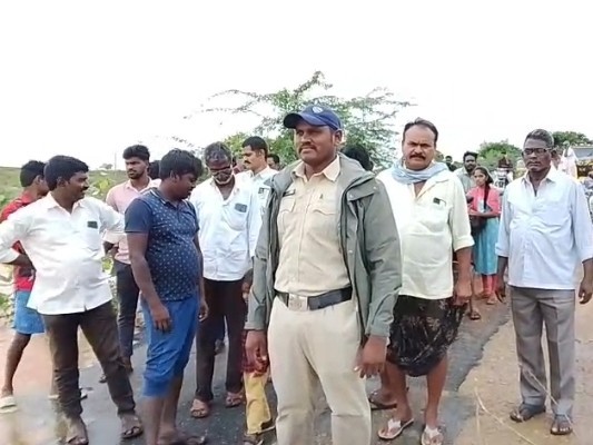 ఉదృతంగా ప్రవహిస్తున్న కొమ్మి గండికట్ల చెరువు అలుగు