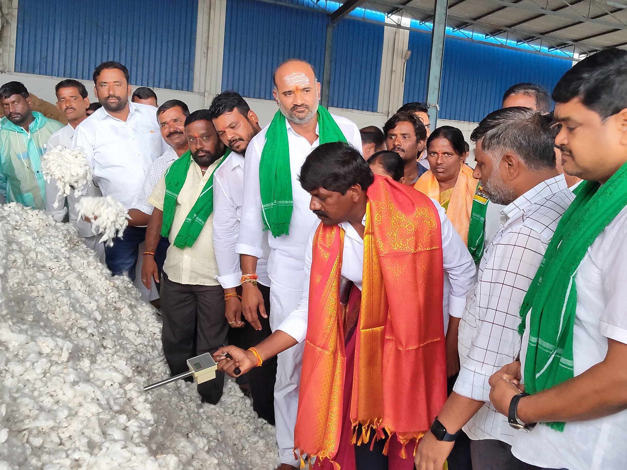 పత్తి కొనుగోలు కేంద్రాన్ని ప్రారంభించి ఎమ్మెల్యే
