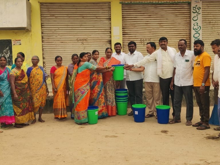 తడి, పొడి చెత్త బుట్టలను పంపిణీ చేసిన కార్పొరేటర్
