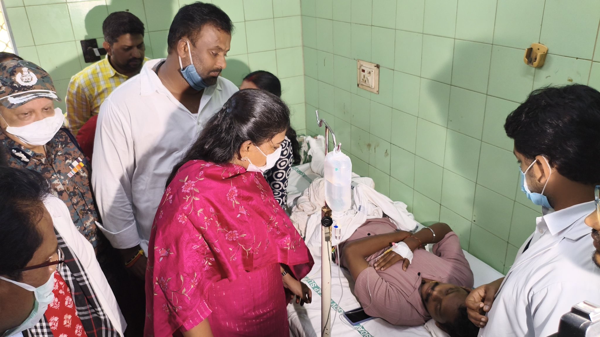 కర్నూలు బాధితులను పరామర్శించిన మంత్రులు