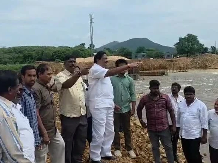 వరద ప్రాంతాలను పరిశీలించిన ముక్కా