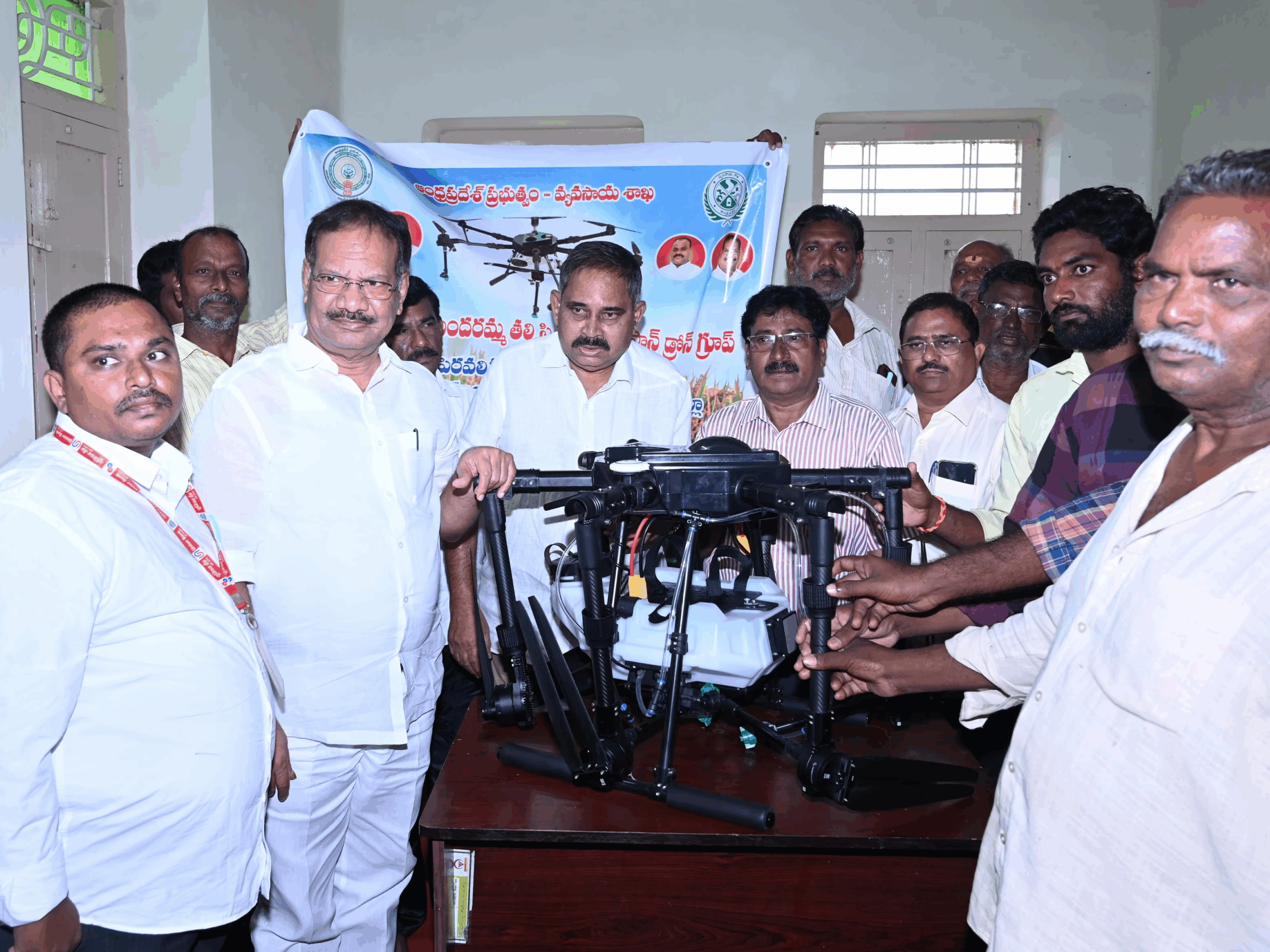 డ్రోన్‌లను అందజేసిన ఎమ్మెల్యే