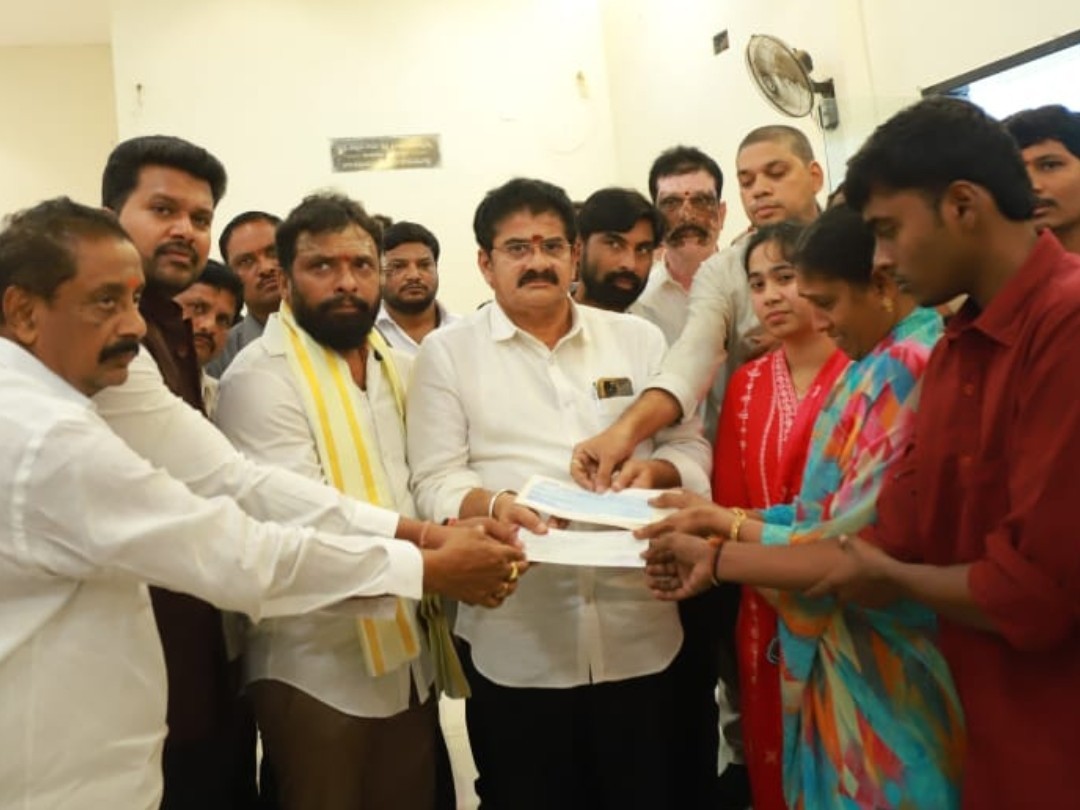 ఆ కుటుంబాలకు చెక్కులు అందజేత