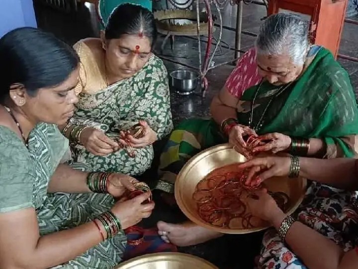 చక్రేశ్వరాలయంలో గాజుల పంపిణీ