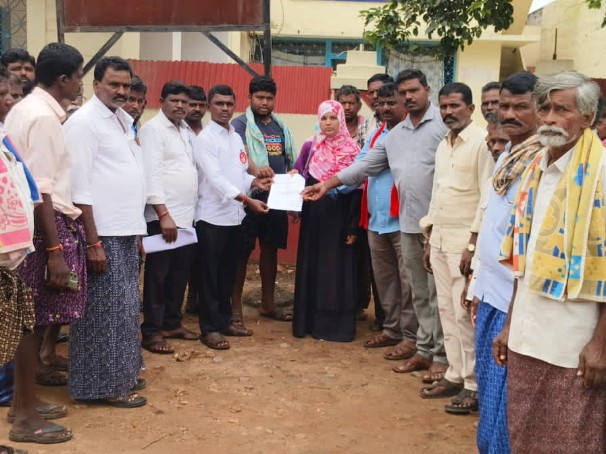 దేవనకొండలో ప్రజాసంఘాల నాయకులు నిరసన