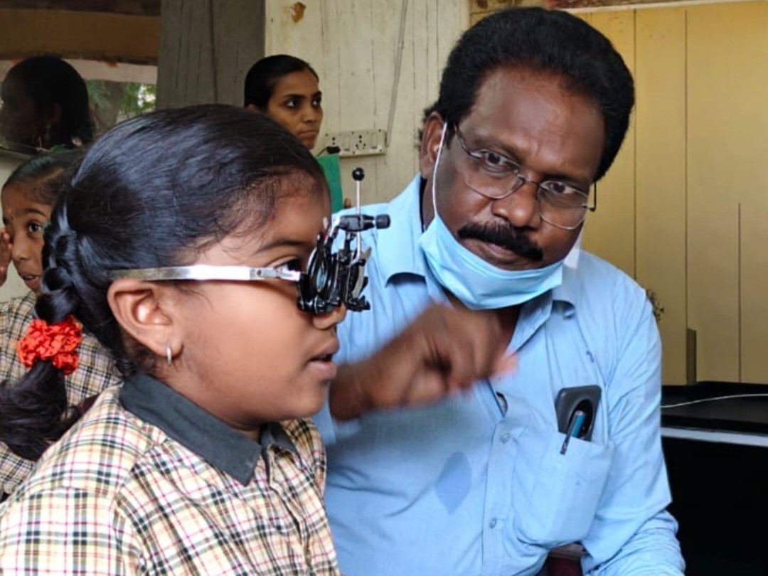 విద్యార్థులకు నేత్ర పరీక్షలు