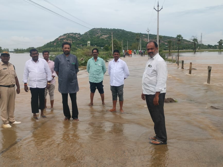 లోతట్టు ప్రాంతాలను పరిశీలిస్తున్నశ్రీనివాస్