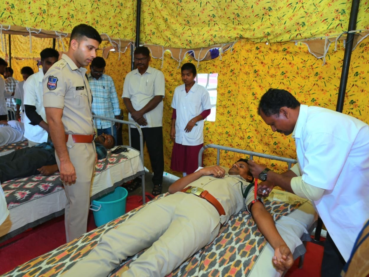 రక్తదాన శిబిరాన్ని ప్రారంభించిన జిల్లా ఎస్పీ
