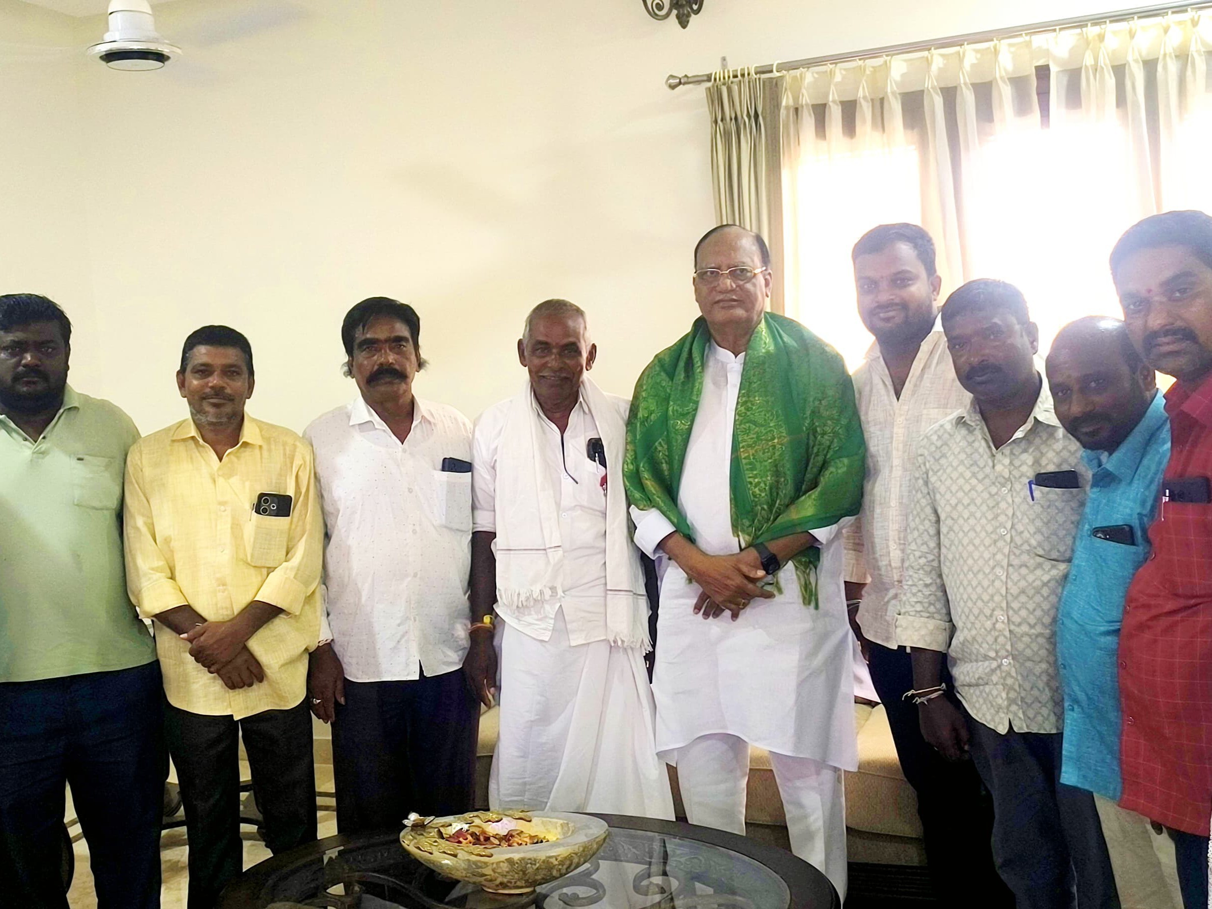 మండలి ఛైర్మెన్‌ను కలిసిన గ్రామ నాయకులు