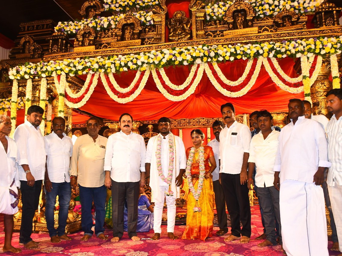 నూతన వధూవరులను ఆశీర్వదించిన మాజీ ఎమ్మెల్యే