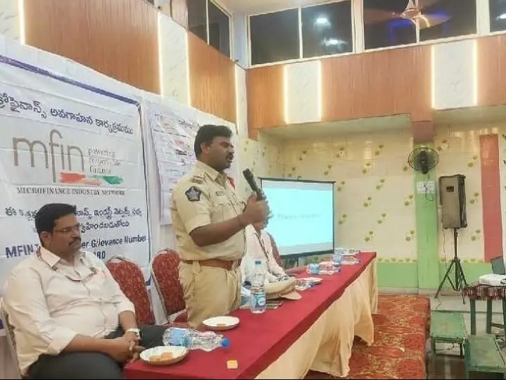 అపరిచిత వ్యక్తులతో జాగ్రత్త: ఎస్సై