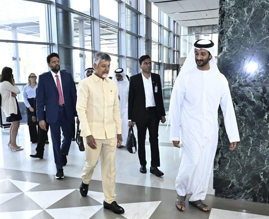 యూఏఈ మంత్రి అబ్దుల్లాతో చంద్రబాబు భేటీ