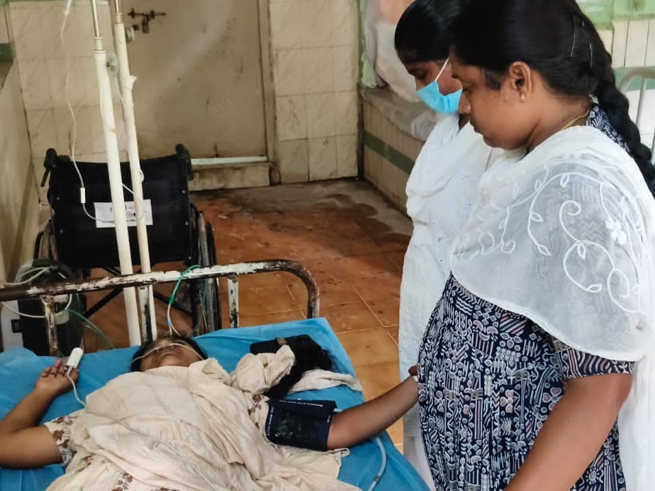 ఆర్థిక సమస్యలతో యువతి ఆత్మహత్యాయత్నం