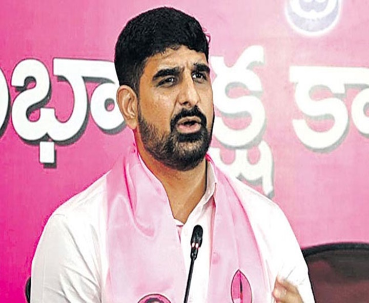 బీఆర్ఎస్ ఎమ్మెల్యే కౌశిక్ రెడ్డి ధర్నా