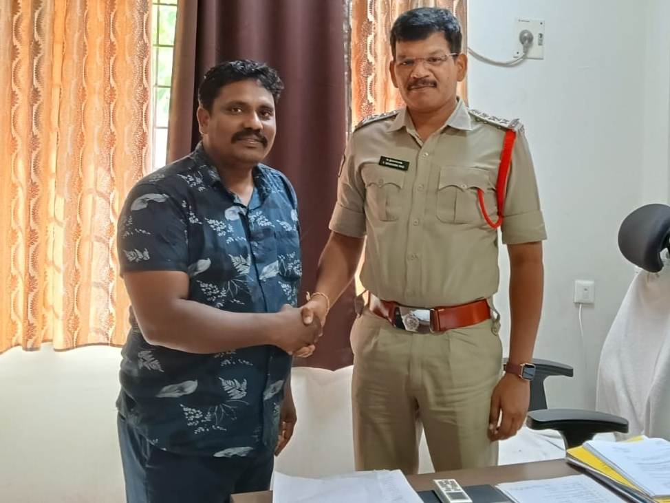సమస్యలను సీఐ దృష్టికి తీసుకువెళ్లిన కొత్తలి