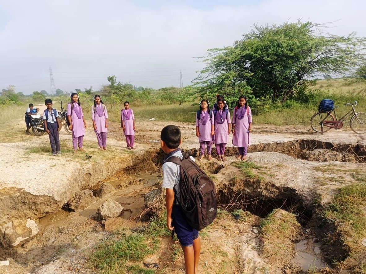 అకాల వర్షాలకు కోతకు గురైన రోడ్డు