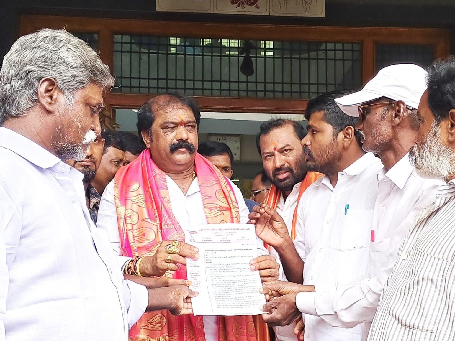 ఎమ్మెల్యేకి మున్సిపల్ పారిశుద్ధ్య కార్మికుల వినతి