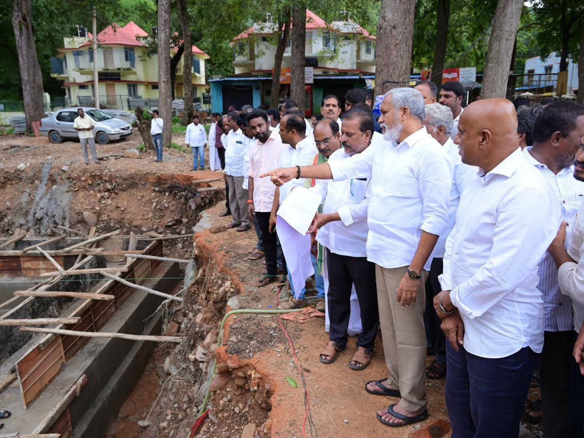 “అభివృద్ధి పనులను పరిశీలించిన ఎమ్మెల్యే”