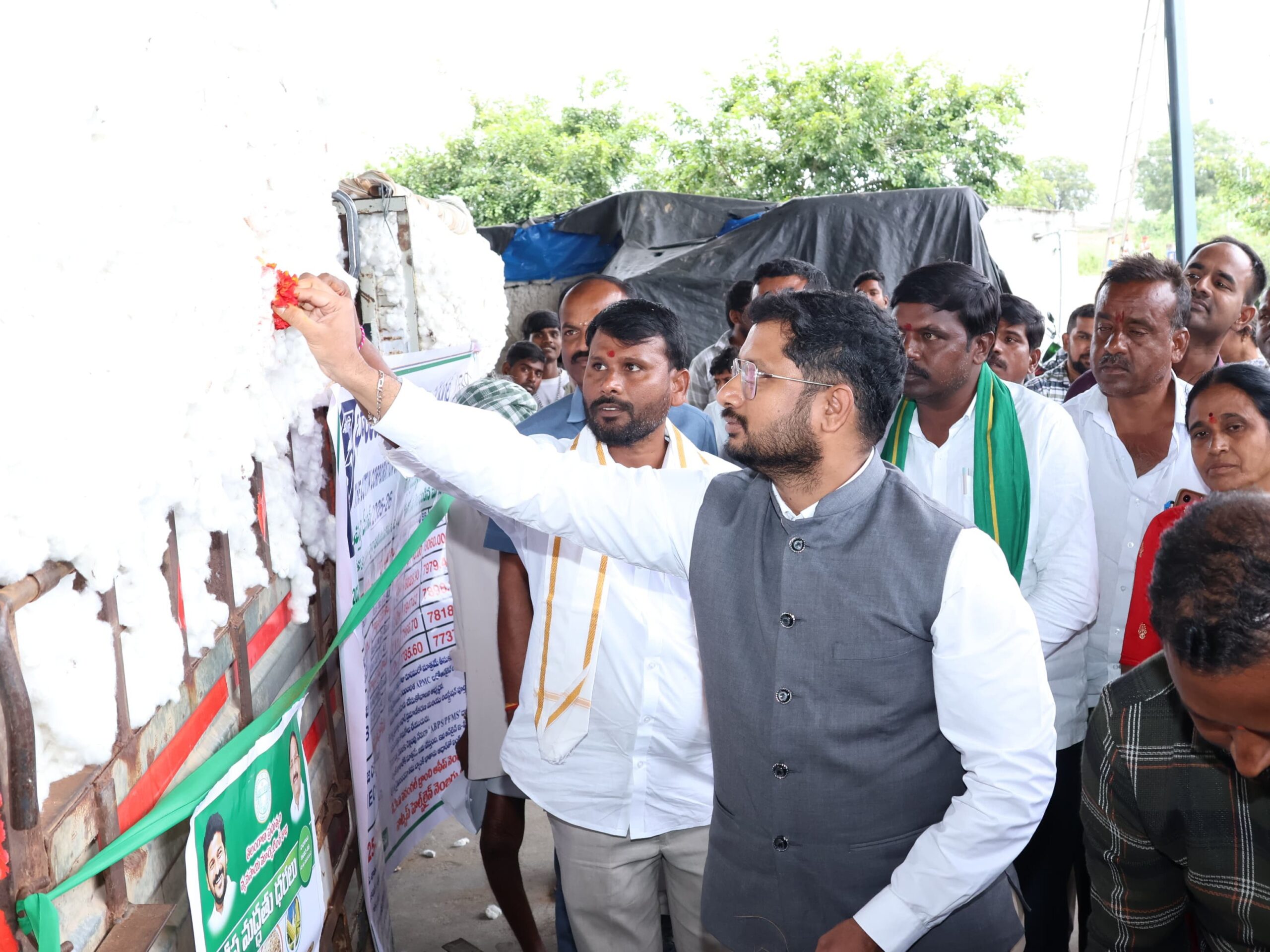 పత్తి కొనుగోలు కేంద్రాన్ని ప్రారంభించిన: కలెక్టర్