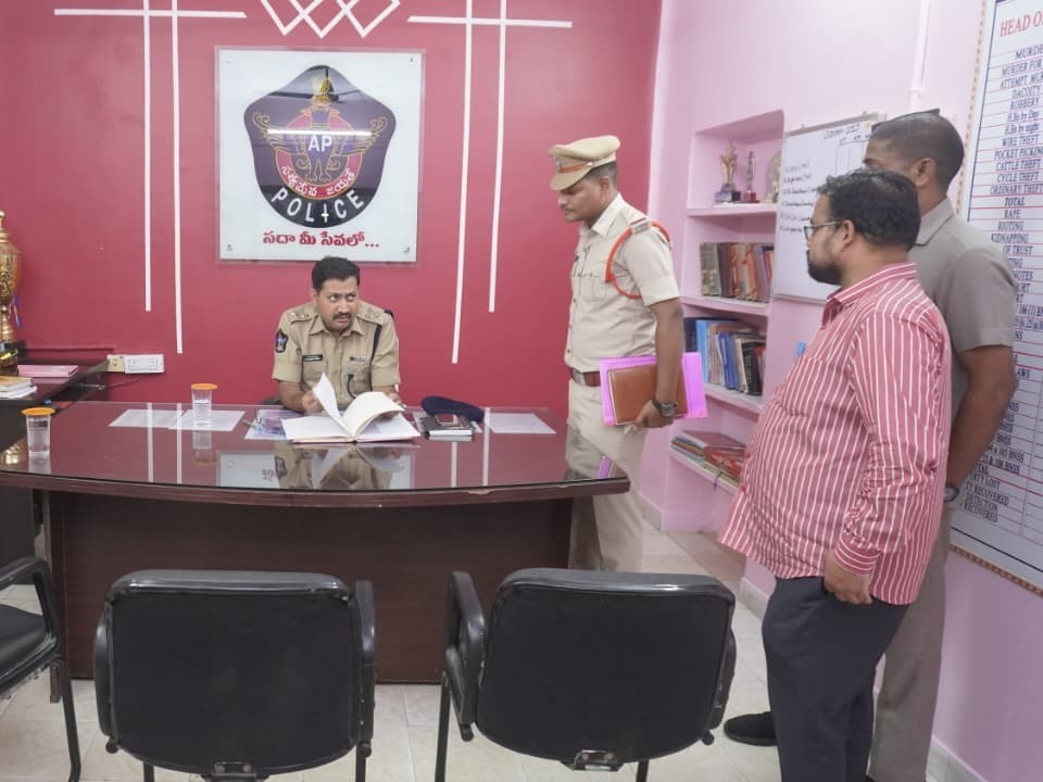 పోలీసు స్టేషన్‌ను తనిఖీ చేసిన జిల్లా ఎస్పీ