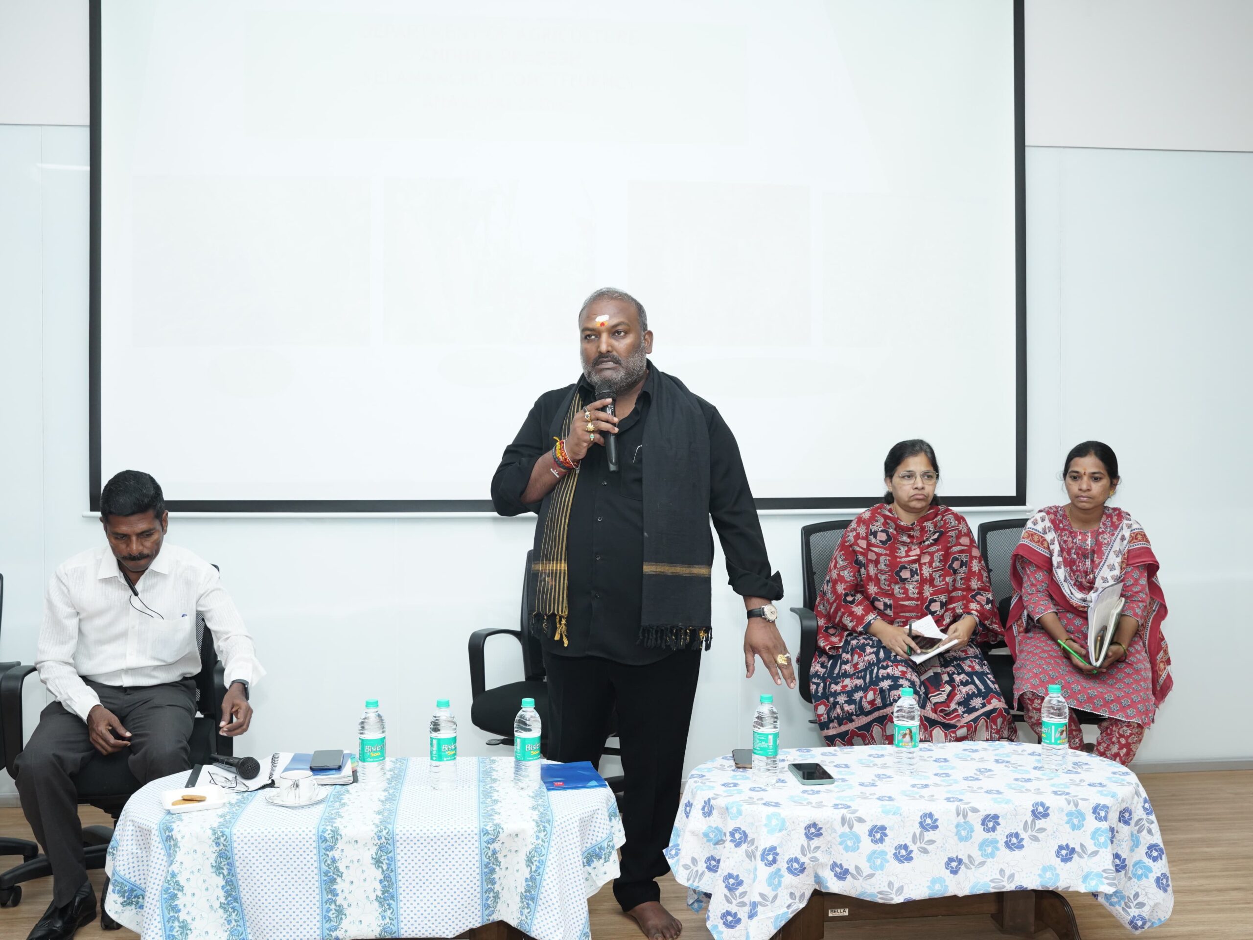 పీఏసీఎస్ ఛైర్మన్లతో ఎమ్మెల్యే సమీక్ష