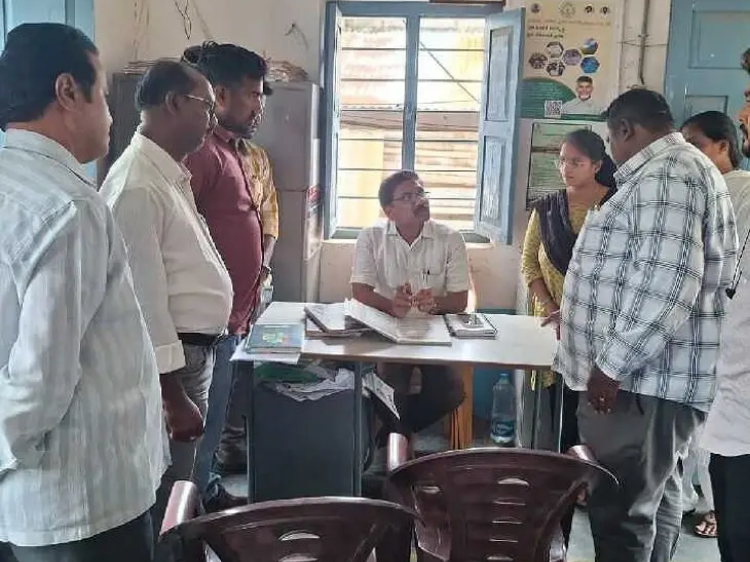 గ్రామ సచివాలయాన్ని తనిఖీ చేసిన పీఎస్ వీరయ్య