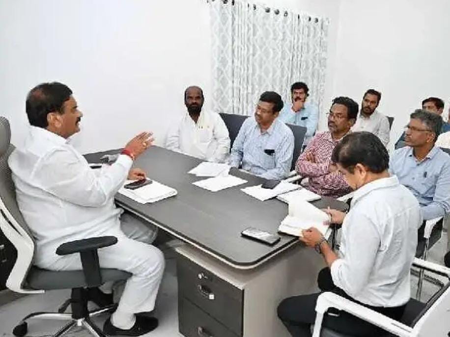 అభివృద్ధి పనుల పై ఎమ్మెల్యే సమీక్ష