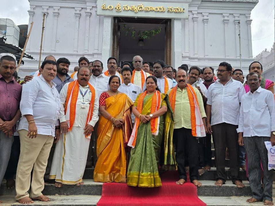 అన్నవరం సత్యదేవున్ని దర్శించుకున్న ఎమ్మెల్యే