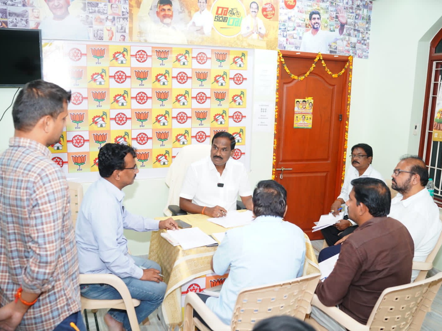 రహదారి పనుల వేగవంతంపై ఎమ్మెల్యే సమీక్ష