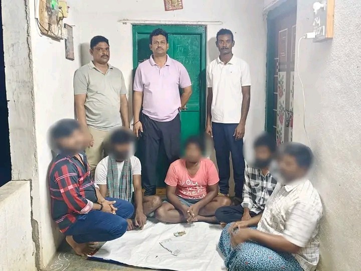 పేకాట ఆడుతున్న ఐదుగురు వ్యక్తులు అరెస్ట్