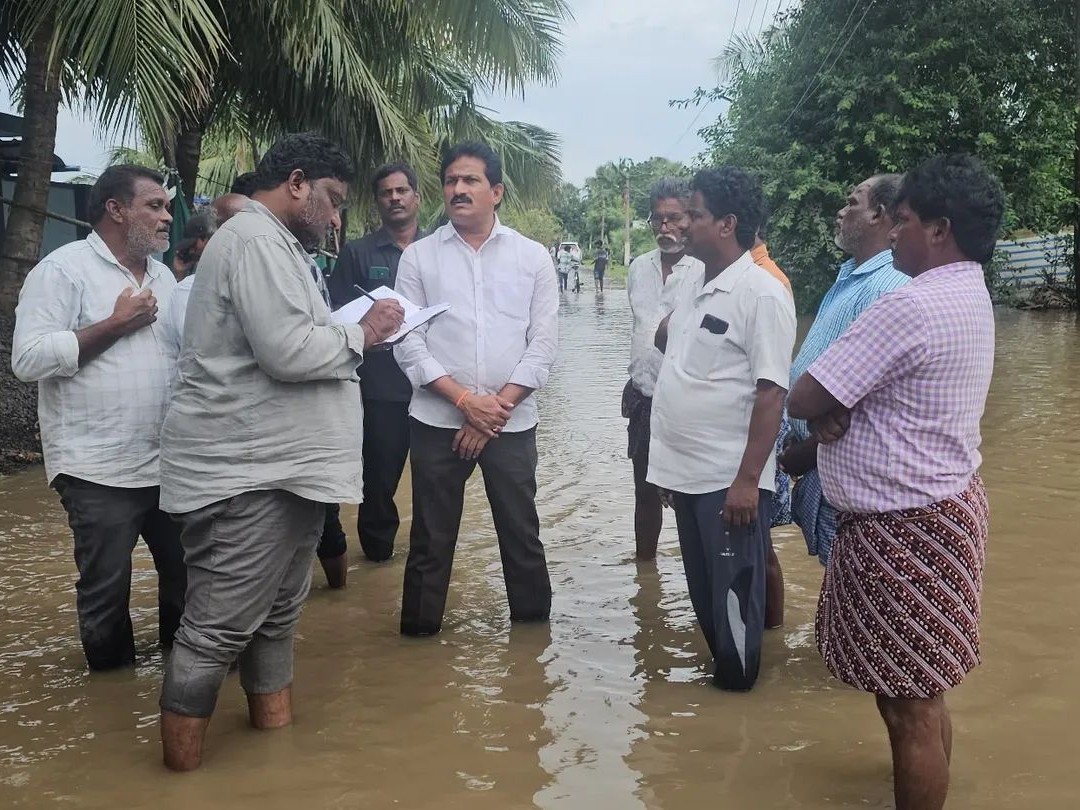 నీట మునిగిన కాలనీలను పరిశీలించిన ఎమ్మెల్యే