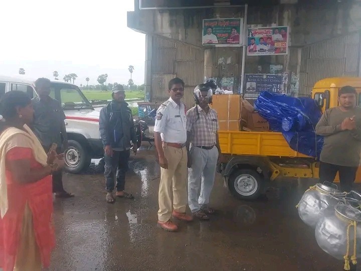 ప్రత్యేక హెల్మెట్ డ్రైవ్ నిర్వహించిన ట్రాఫిక్ ఎస్సై