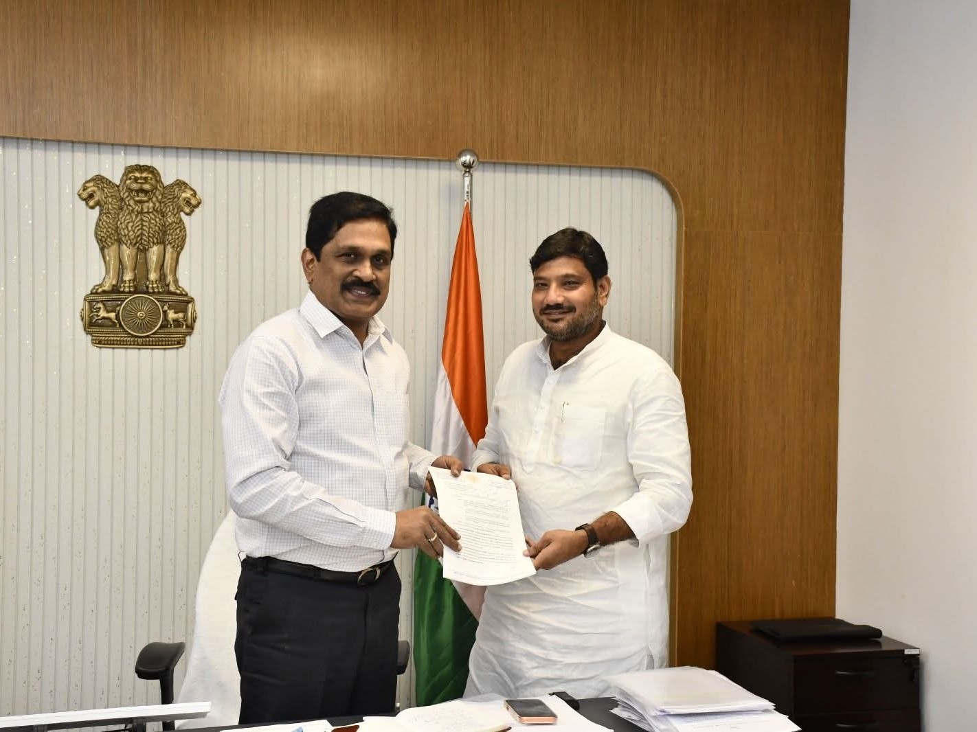 రోడ్లపై చొరవ చూపాలని R&B ప్రత్యేక కార్యదర్శికి ఎమ్మెల్యే వినతి
