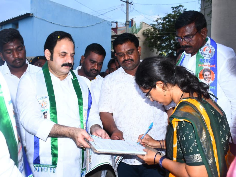 రచ్చబండ కార్యక్రమంలో పాల్గొన్న మాజీ ఎమ్మెల్యే