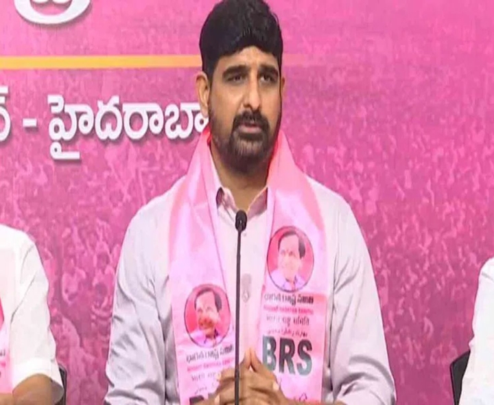 విద్యార్థిని మృతదేహంతో కౌశిక్ రెడ్డి ధర్నా