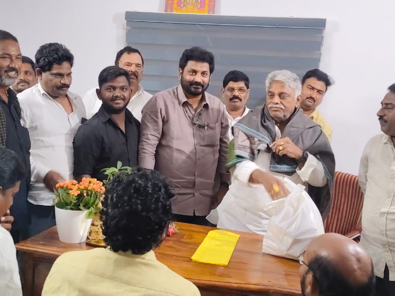 ఎమ్మెల్యేను కలిసిన కో- ఆపరేటివ్ సెంట్రల్ బ్యాంక్ ఏజీఎం