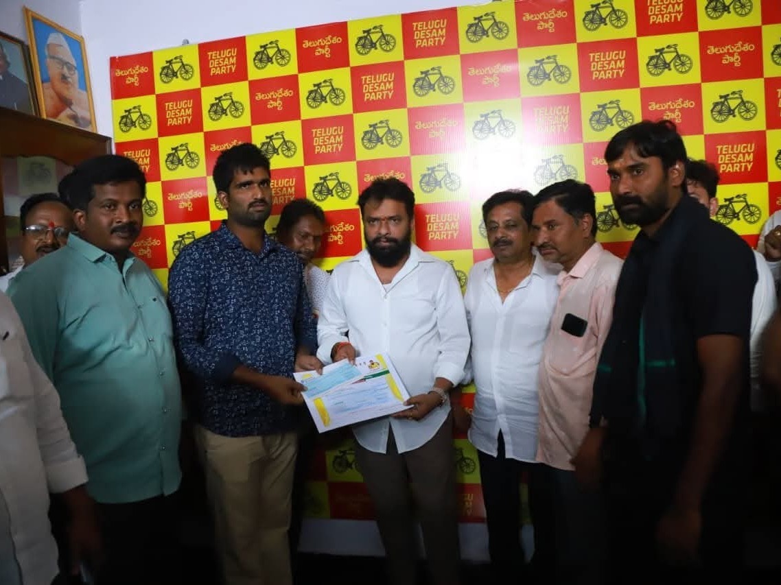 సీఎం సహాయ నిధి చెక్కులు పంపిణీ చేసిన మంత్రి