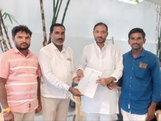 LOC చెక్కును అందజేసిన ఎమ్మెల్సీ