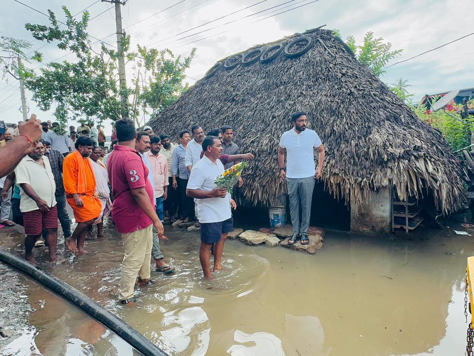 పిఠాపురంలో ముంపు ప్రాంతాలను పరిశీలించిన ఎంపీ