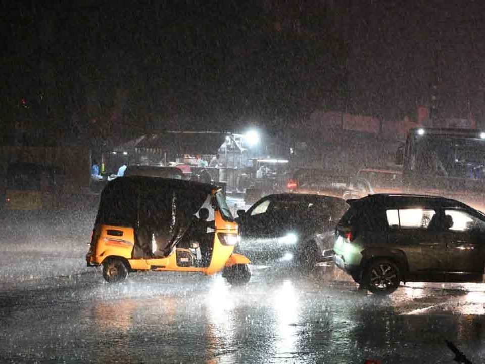 భారీ వర్షానికి జలమైన రోడ్లు