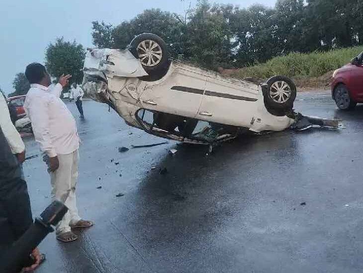 గేదెలను తప్పించబోయి కార్ పల్టీ