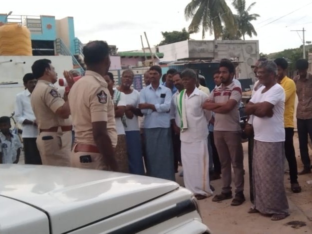 కురుబవాండ్లపల్లిలో పోలీసుల గ్రామసభ