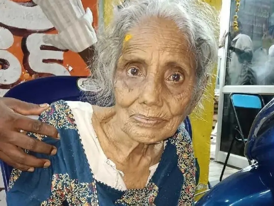 కొడుకు వదిలేయడంతో రోడ్డున పడ్డ తల్లి