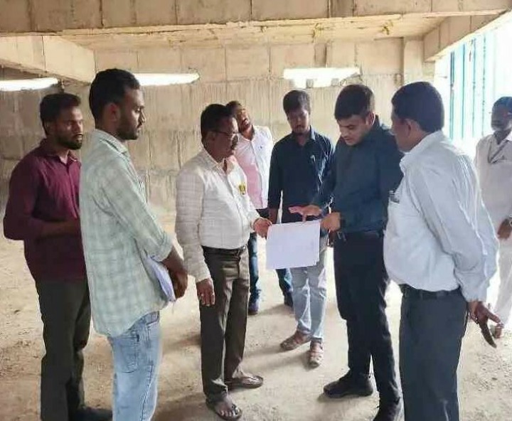 మార్కెట్ పనులను పరిశీలించిన కమిషనర్