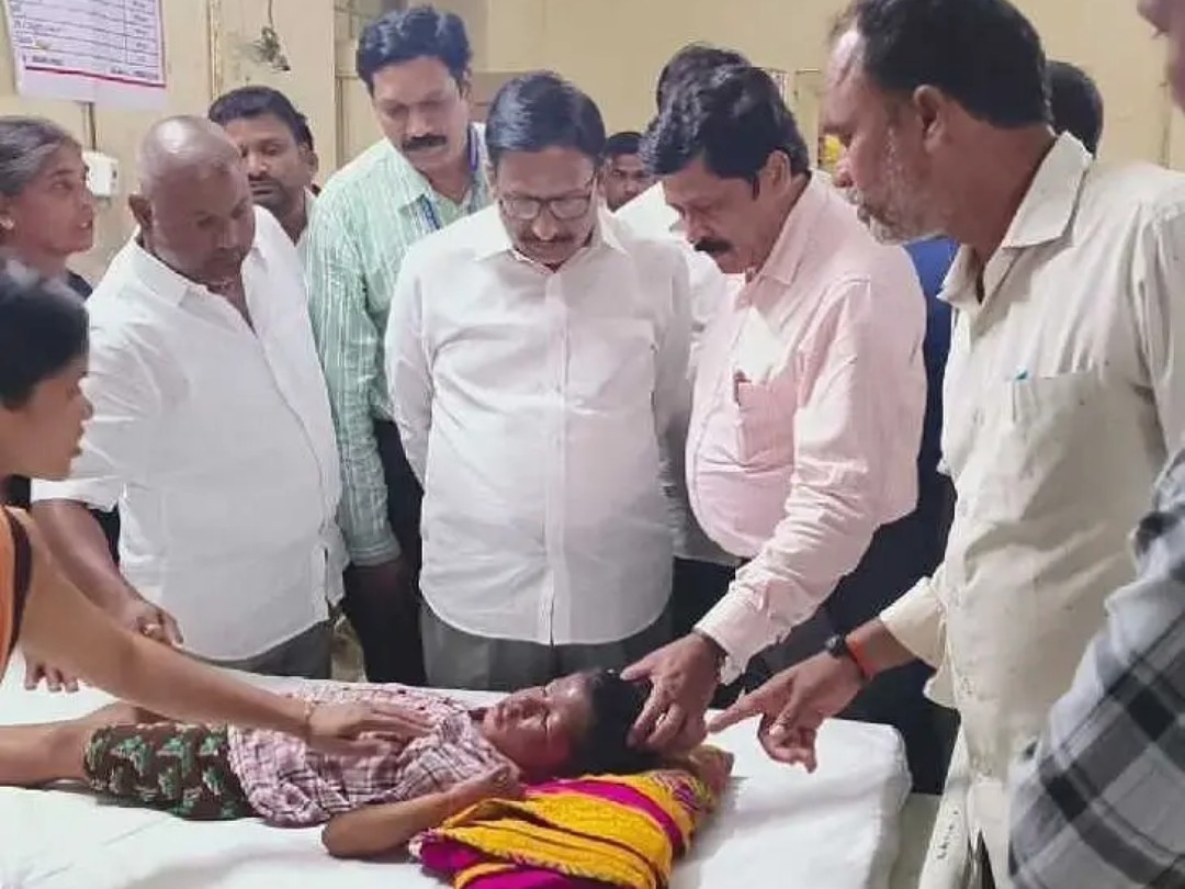 గాయపడిన విద్యార్థులను పరామర్శించిన ఎమ్మెల్యే
