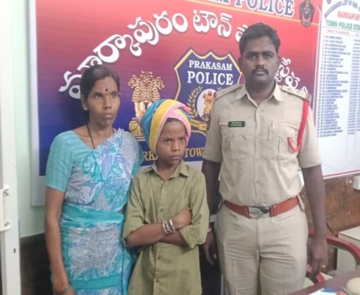 తప్పిపోయిన బాలుడిని అప్పగించిన పోలీసులు