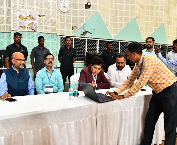 DRC సెంటర్‌ను పరిశీలించిన ఎన్నికల పరిశీలకులు