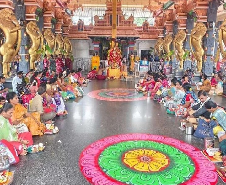అమ్మవారికి 108 నిమ్మకాయల మాలతో పూజలు