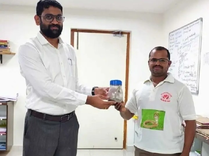 స్నేక్ రెస్క్యూ స్పెషలిస్ట్ సంతోష్‌ను అభినందించిన కలెక్టర్